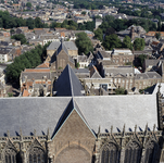852099 Gezicht op de Domkerk (Domplein) en de Pieterskerk met de bebouwing rond het Pieterskerkhof te Utrecht, vanaf de ...